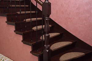 Забежные ступени, кованые балясины и ясень: история одной лестницы, рожденной в содружестве с клиентом