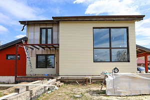 Фасад с характером: Сочетание лиственницы, сосны и камня в Honka Family Club