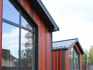 Поместье «Алексеевское»: фасад из термососны в четырех цветах — смелое решение для взыскательных владельцев

