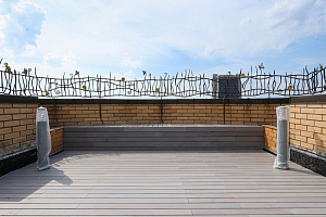 Эксклюзивная терраса из термоясеня на эксплуатируемой кровле в Санкт-Петербурге