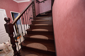 Забежные ступени, кованые балясины и ясень: история одной лестницы, рожденной в содружестве с клиентом