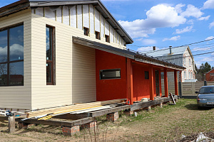 Фасад с характером: Сочетание лиственницы, сосны и камня в Honka Family Club