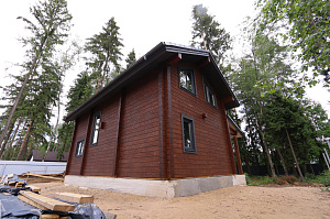 Комплекс работ по покраске деревянного дома с балками на террасе и стобами
