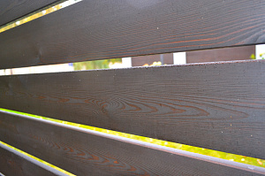 установка деревянного забора 1