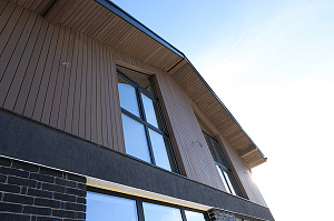 Элегантный фасад и свесы: монтаж планкена в Gatchina Villages - 2