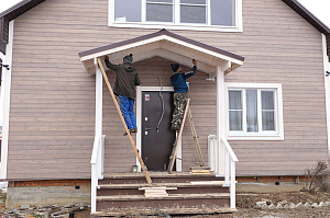 Не просто обшивка, а комплексное решение: вентилируемый фасад, индивидуальный водосток и единый стиль — дом, который будет служить десятилетиями