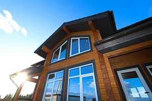 Карцево: шлифовка и покраска дома из клеёного бруса для «Нордвуд» — защита Tikkurila Pinja W-Oil (5070) и акценты RAL 7024