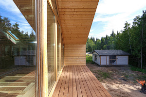 Не просто обшивка, а архитектурное высказывание: вертикальный планкен, идеальные зазоры и мембрана для долгой жизни дома