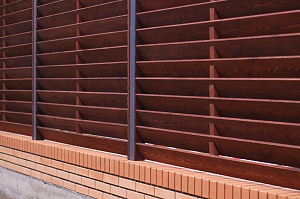 Элегантный забор из планкена и кирпича на Прохладном озере