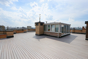 Эксклюзивная терраса из термоясеня на эксплуатируемой кровле в Санкт-Петербурге