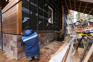 Бревенчатый дом больше не нуждается в ремонте каждые 5 лет: как вентилируемый фасад и цоколь White Hills решили проблему навсегда