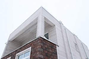 Современный каркасный дом с эксплуатируемой кровлей у Озера Врево