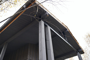 Изысканная терраса из сибирской лиственницы в Солнечной Долине