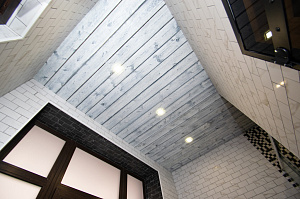 отделка потолка брашированным планкеном