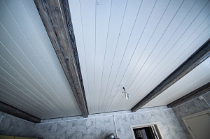 белый потолок с фальшбалками