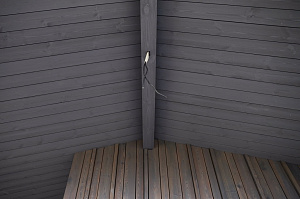 Изысканная терраса из сибирской лиственницы в Солнечной Долине