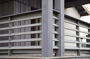 Изысканная терраса из сибирской лиственницы в Солнечной Долине