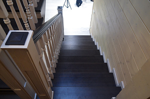 коричневая деревянная лестница