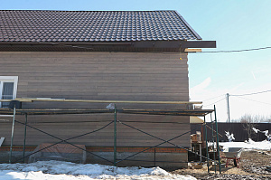 Не просто обшивка, а комплексное решение: вентилируемый фасад, индивидуальный водосток и единый стиль — дом, который будет служить десятилетиями