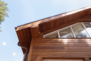 Бревенчатый дом больше не нуждается в ремонте каждые 5 лет: как вентилируемый фасад и цоколь White Hills решили проблему навсегда