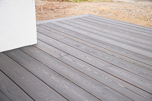 Премиальная отделка фасада и террасы лиственницей: проект ЛесоБиржи на Ладожские Берега