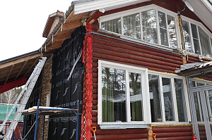 Бревенчатый дом больше не нуждается в ремонте каждые 5 лет: как вентилируемый фасад и цоколь White Hills решили проблему навсегда