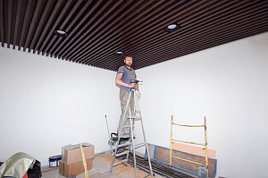 Потолок, о котором говорят: трендовое решение для статусного офиса