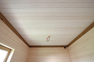 Шепот дерева: Завершенные работы по отделке стен и потолков в Кармолино