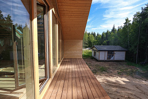 Не просто обшивка, а архитектурное высказывание: вертикальный планкен, идеальные зазоры и мембрана для долгой жизни дома