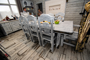 внутренняя отделка брашированным и крашеный планкеном 6