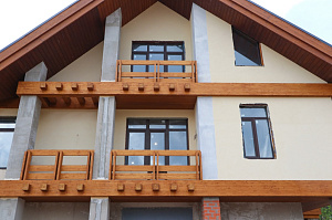 Холодная монументальность камня и живое тепло дерева — идеальный дуэт для фасада, который не оставит равнодушным