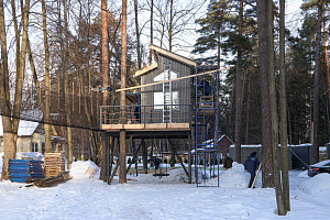 Уникальные всесезонные домики на дереве в LESO Парке