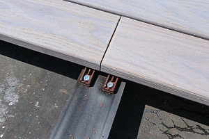 Эксклюзивная терраса из термоясеня на эксплуатируемой кровле в Санкт-Петербурге