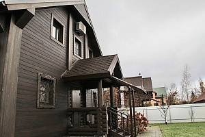 Заводская покраска + скрытый монтаж + контрастные акценты: как мы превратили обычный дом в стильный архитектурный объект