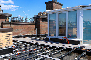 Эксклюзивная терраса из термоясеня на эксплуатируемой кровле в Санкт-Петербурге