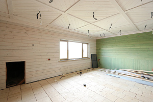 Шепот дерева: Завершенные работы по отделке стен и потолков в Кармолино