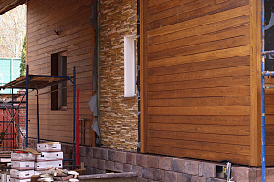 Бревенчатый дом больше не нуждается в ремонте каждые 5 лет: как вентилируемый фасад и цоколь White Hills решили проблему навсегда