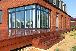 Гармония стиля и функциональности: гараж и терраса из лиственницы в Низово