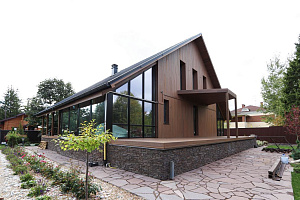 Скрытый крепёж САМО, цеховая покраска и масло Renner: почему термоясень — лучший выбор для статусного дома в Ленинградской области