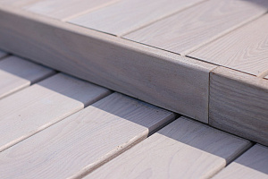 Эксклюзивная терраса из термоясеня на эксплуатируемой кровле в Санкт-Петербурге