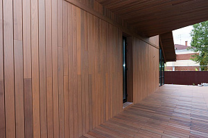 Скрытый крепёж САМО, цеховая покраска и масло Renner: почему термоясень — лучший выбор для статусного дома в Ленинградской области