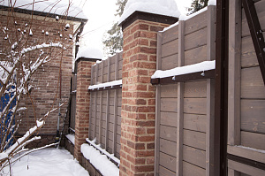 Инженерное совершенство в каждой детали: от фундамента до защитных отливов в проекте забора