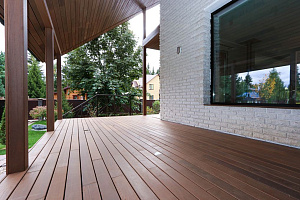 Скрытый крепёж САМО, цеховая покраска и масло Renner: почему термоясень — лучший выбор для статусного дома в Ленинградской области