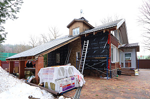 Бревенчатый дом больше не нуждается в ремонте каждые 5 лет: как вентилируемый фасад и цоколь White Hills решили проблему навсегда