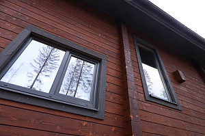 Комплекс работ по покраске деревянного дома с балками на террасе и стобами