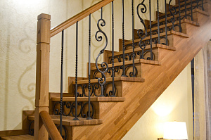 дубовая лестница с ковкой