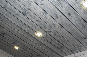 отделка потолка брашированной доской 7