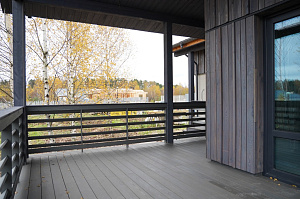 Изысканная терраса из сибирской лиственницы в Солнечной Долине