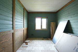 Шепот дерева: Завершенные работы по отделке стен и потолков в Кармолино