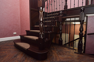 Забежные ступени, кованые балясины и ясень: история одной лестницы, рожденной в содружестве с клиентом